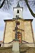 Kříž před kostelem