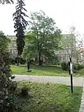 Pietní místo se sochou Olbrama Zoubka na počest JUDr. Milady Horákové, lípa republiky a Základní škola U Santošky 1