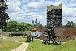 Nádvoří s Černou věží, v pozadí kostel svatého Mikuláše a svaté Alžběty