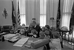 Prezidenta Lyndona B. Johnsona navštívily školní děti, listopad 1967
