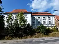 LEDEČ NAD SÁZAVOU, barokní Thunovský letohrádek ze 17. století.JPG