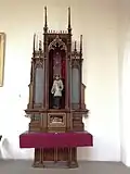 Oltář sv. Aloise Gonzagy s relikviářem svatého Viktorína