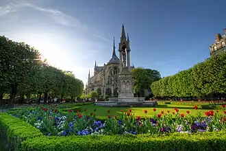 Pohled na fontánu a katedrálu Notre-Dame