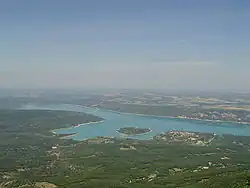 Jezero nádrže Lac de Sainte-Croix