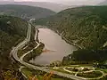 Kratší viadukt Glacières (oblouk v popředí) a část nejdelšího viaduktu Sylans nad jezerem.