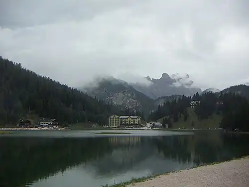 Jezero Misurina pod mraky.