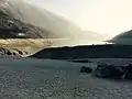 pohled na jezero vypuštěné kvůli opravě vodní elektrárny (2017)