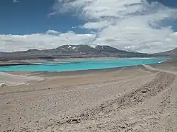 Jezero Laguna Verde, komplex Falso Azufre v pozadí