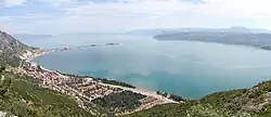 jezero s městem
