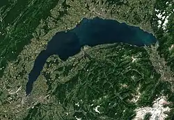 Satelitní snímek jezera v létě