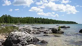 Pohled na skalnaté pobřeží jezera z východu od Port Dolomite v Michiganu