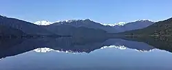 Lake Kaniere v oblasti západního pobřeží Nového Zélandu