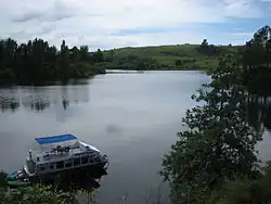 Loď na jezeře Karapiro