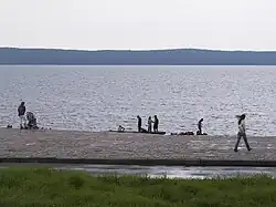 na břehu jezera