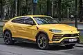 SUV (Sport Utility Vehicle, sportovní užitkový vůz.) Dvouprostorová pětidveřová karoserie pro 4–7 osob. Vzhled se snaží evokovat off-road, konstrukce je však zaměřena hlavně na jízdu po silnici, ale v některých případech je do různé míry upravena i pro zvládnutí lehčího terénu. Příklad: Lamborghini Urus