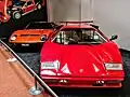 Sportovní automobily Lamborghini Miura a Lamborghini Countach