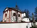 Kostel sv. Anny pohledem z Dobrovského ulice