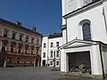 Nádvoří zámku s kostelem sv. Václava a základní školou na Náměstí Aloise Jiráska