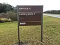 Cedule u vjezdu do Landing Zone 1