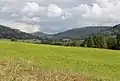 Krajina u vsi: v pozadí vrch Sedlo (447 m)