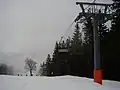 Pohled na lanovou dráhu od horní stanice