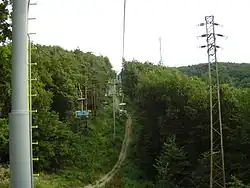 Pohled ze sedačky lanovky směrem na Kamzík