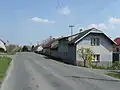 U hlavní silnice, směr Chedrbí