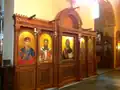 Ikony uvnitř většího kivotu vyrobeného pro vícero ikon, stojícího v chrámovém nartexu. Soluň, Řecko