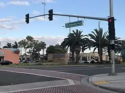 Křižovatka ulic Rosecrans Ave. a Hawthorne Blvd. na severním okraji města Lawndale
