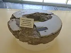 Mlýnský kámen ze Švandova mlýna vystavený v muzeu Památníku Ležáky