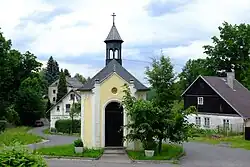 Náves s kaplí sv. Jana Nepomuckého