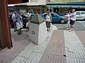 Hraniční linie na hlavní ulici Avenue de France (Le Perthus, vpravo) / Avinguda d'Espanya (Els Límits, vlevo)