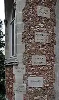 Názvy 88 autrových děl vyrytých do zdí Château d'If