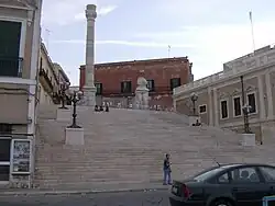 Sloupy vyznačující konec slavné cesty Via Appia