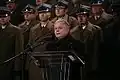 Lech Kaczyński pronáší projev. V pozadí jsou příslušníci polské armády