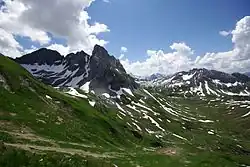 Große Wildgrubenspitze (vlevo) a Roggalspitze