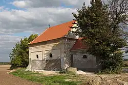 Lednice-kaplička-západně-od-obce-cestou-na-Mikulov2013a.jpg