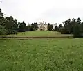 Průhled na zámek, cesta je téměř kryta, terén se mírně zvyšuje, ale porost směrem od pozorovatele se více sbíhá, což umocňuje mírně pocit větší vzdálenosti. Sbíhání není vlivem perspektivy jako vlivem výsadby, Nebýt postav , nebyl by odhad vzdálenosti jednoduchý, Lednice