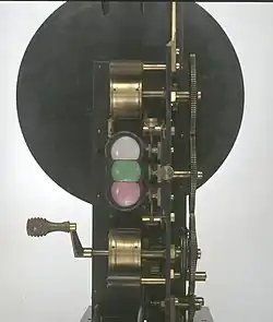 Projektor využívající techniku pořizování barevných filmů patentovaných Edwardem Raymondem Turnerem a Frederickem Marshallem Leeem v roce 1899