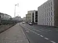Chodník směrem ke křižovatce ulic Vinohradské a Legerovy