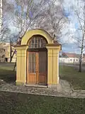 Lenešice kaplička1.JPG