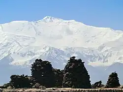 Pohled na vrchol z Alajské doliny v Kyrgyzstánu