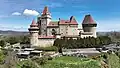 Hrad Kreuzenstein (koncem 19. století zcela přestavěný novogoticky)