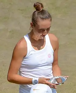 Küngová jako finalistka juniorky Wimbledonu 2018
