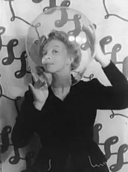 Leonor Finiová (14. prosince 1936)