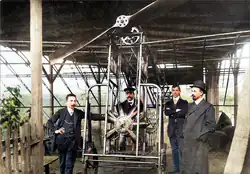 Ludvík Očenášek (vpravo) a jeho spolupracovníci u aeroplánu (kolem roku 1910)