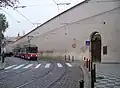 Zeď zahrady se vstupem z Letenské ulice