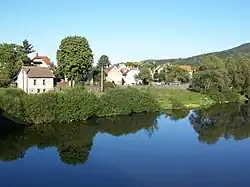 Pohled na jižní část obce z mostu přes řeku Berounku
