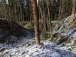 styk příkopů mezi oběma částmi hradu a vnějším valem