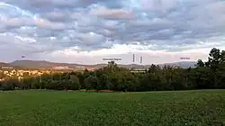 Levínská vrchovina mezi Borem a Orlickými horami: výrazné vrchy jsou Darnkowskie Wzgórza, Grodczyn a Homole. Pohled z Červenokostelecké pahorkatiny nad Hronovem